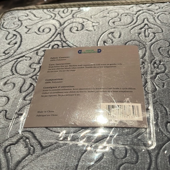 NWT 3D EMBOSSED LUXURY PLUSH BLANKET 🔥🔥 - Picture 7 of 8